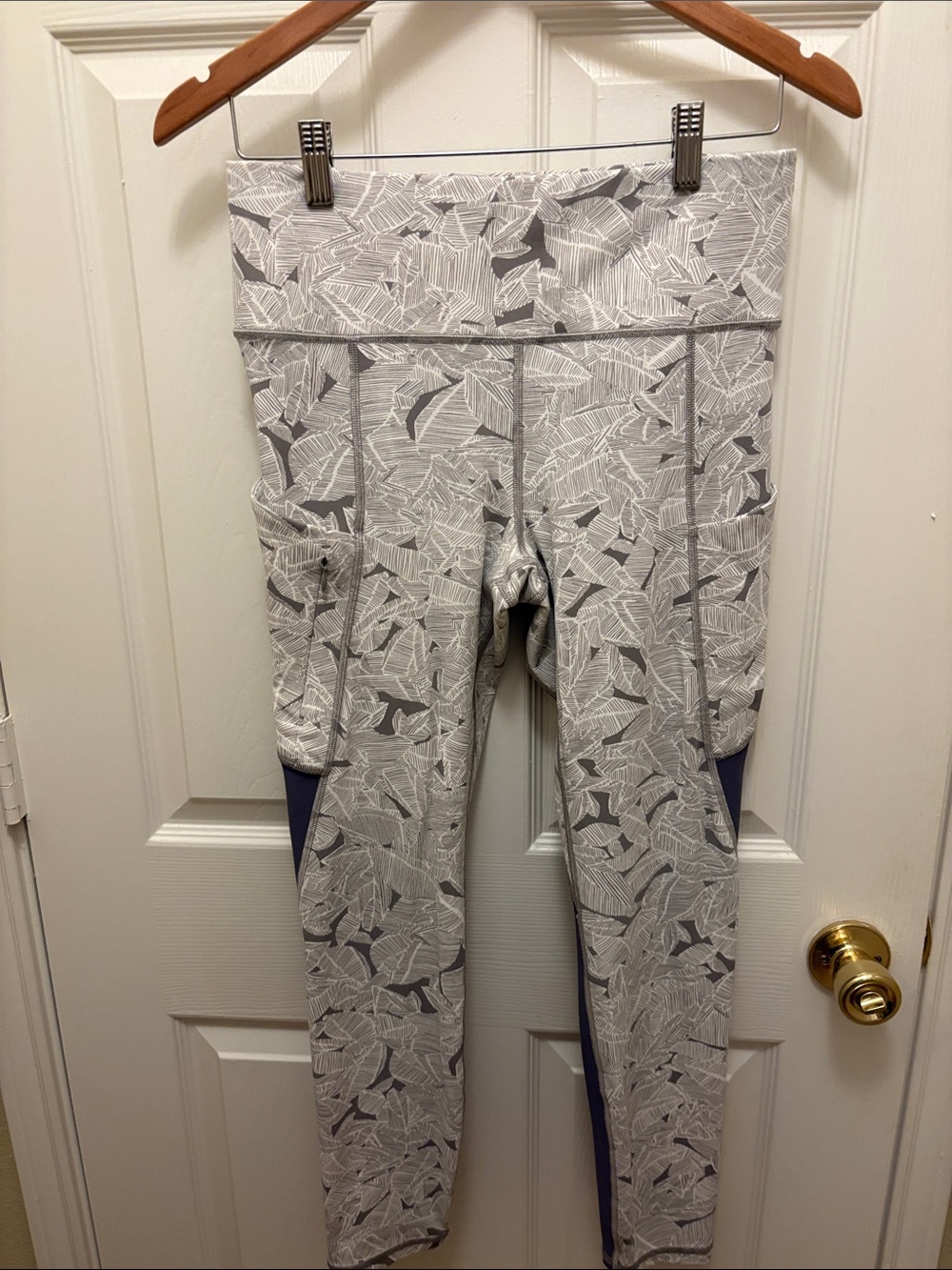 Athleta Light Gray Printed High-Waist Leggings with pockets A145